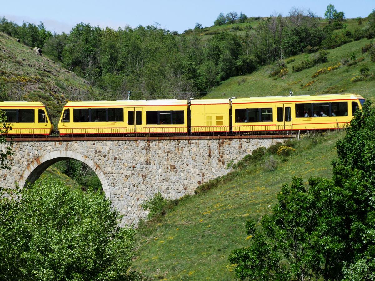 Gelber Zug bei der Abfahrt nach Bourg-Madame 