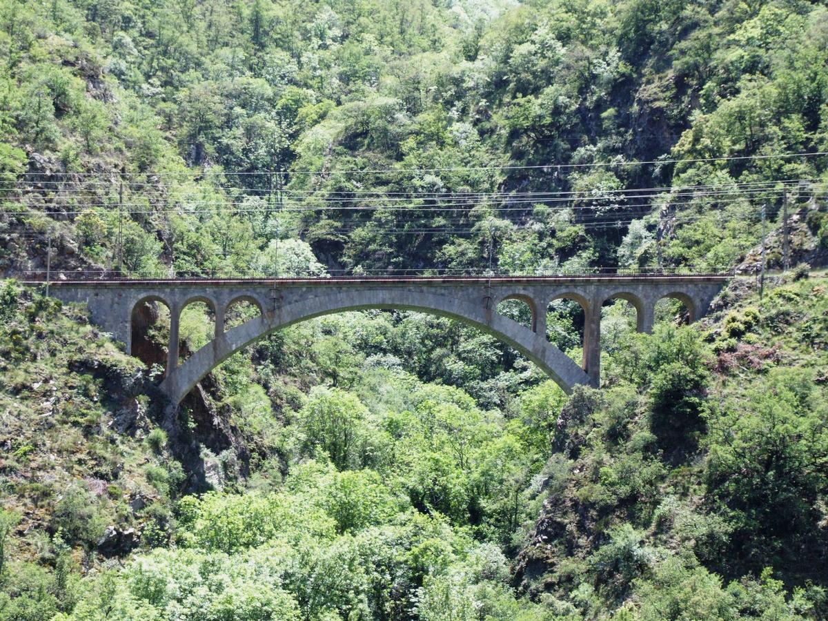 Yellow Train - Leading up to Fontpédrouse - Arch bridge 