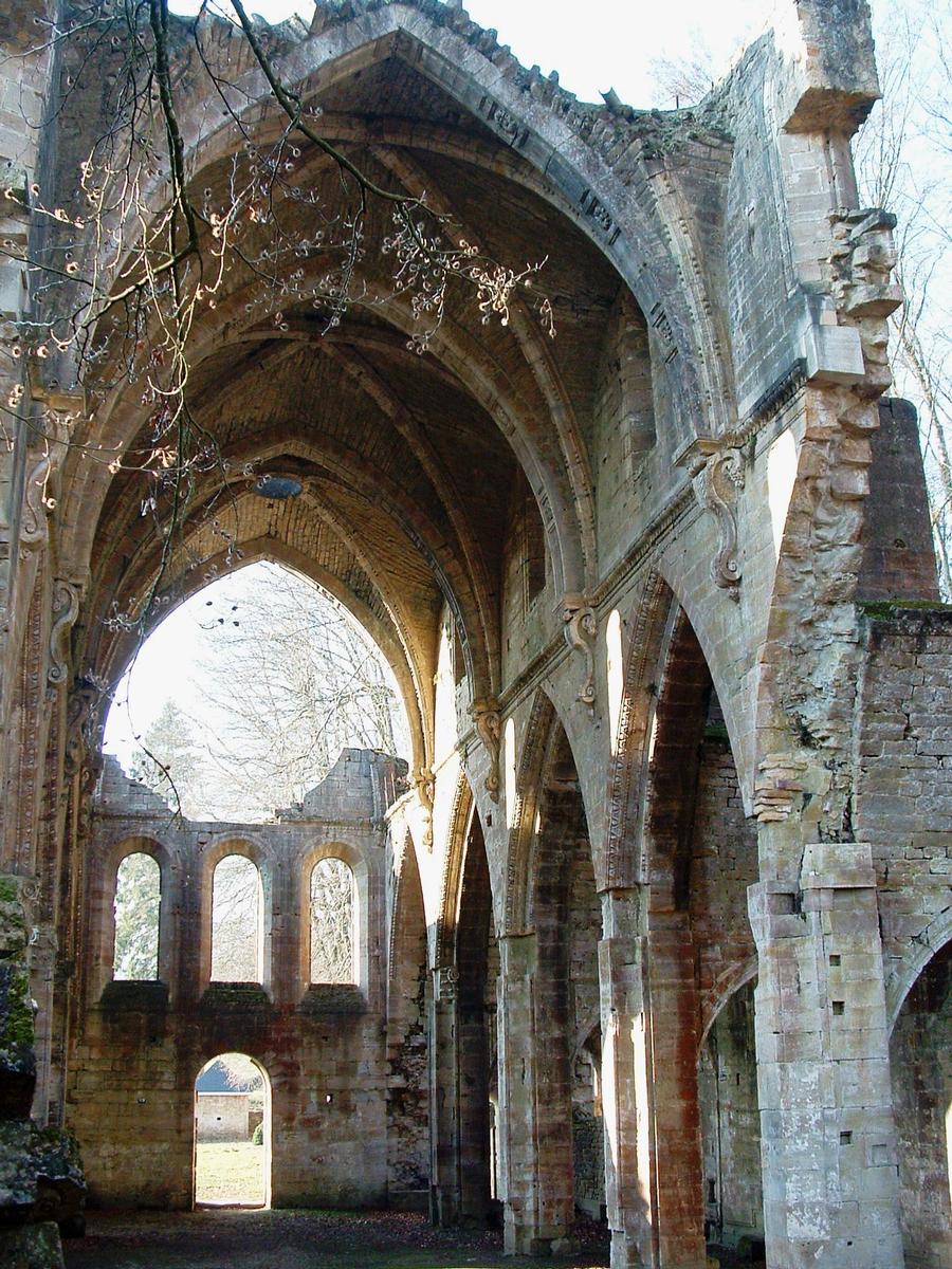 Abbaye de Trois-Fontaines - Eglise abbatiale - Restes du vaisseau central et de la façade occidentale 