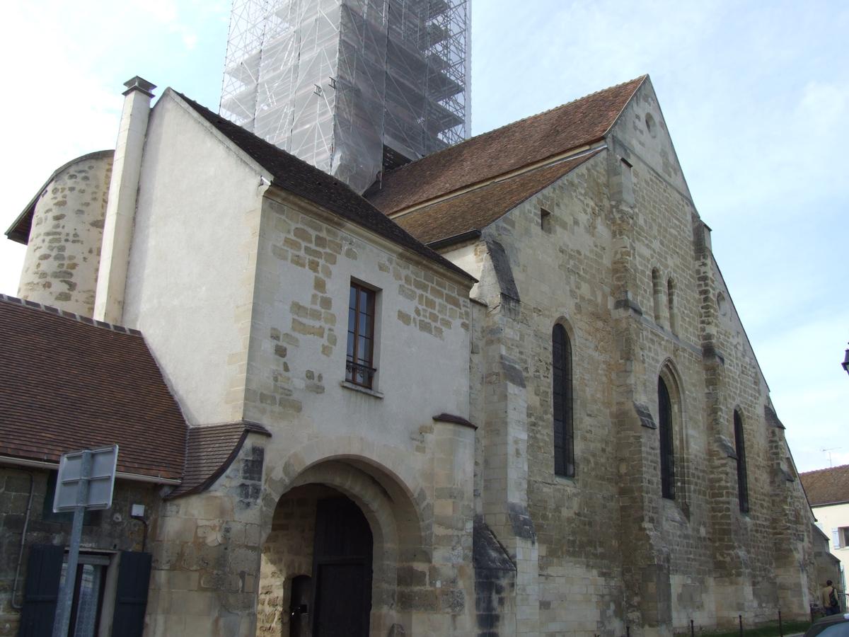 Cergy-Pontoise - Cergy village - Le chevet de l'église Saint-Christophe et le pavillon d'entrée du manoir des abbés de Saint-Denis 