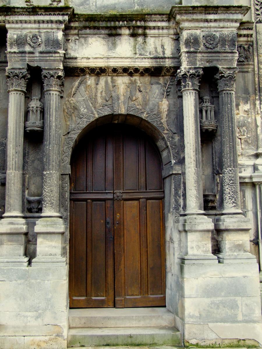 Fiche média no. 57772 Pontoise - Cathédrale Saint-Maclou - Façade occidentale - Portail donnant accès au collatéral de droite construit vers 1578 (attribué sans preuve à Nicolas Le Mercier comme le reste du collatéral et des chapelles)