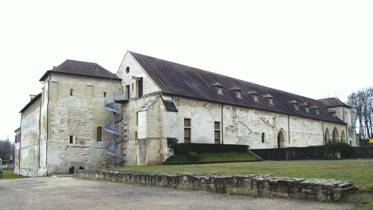 Fiche média no. 113846 Saint-Ouen-l'Aumône - Abbaye Notre-Dame de Maubuisson - Bâtiments des religieuses: à gauche, le bâtiment des latrines et à droite, la salle capitulaire