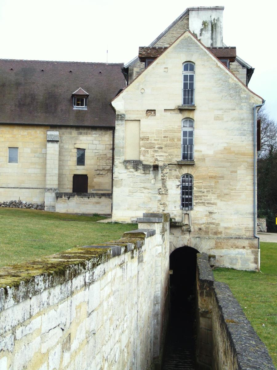 Saint-Ouen-l'Aumône - Abbaye Notre-Dame de Maubuisson - Bâtiments des religieuses: le bâtiment des latrines avec le fossé d'assainissement 