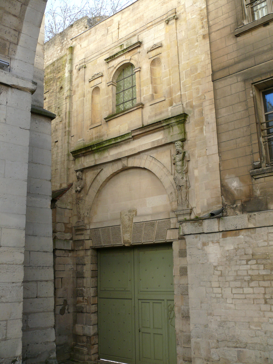 Fiche média no. 137459 Arcueil - Manoir des Arcs - Entrée du manoir construit par Claude d'Aligre. L'architecte a réutilisé les piles de l'aqueduc romain dans l'aile d'entrée du manoir