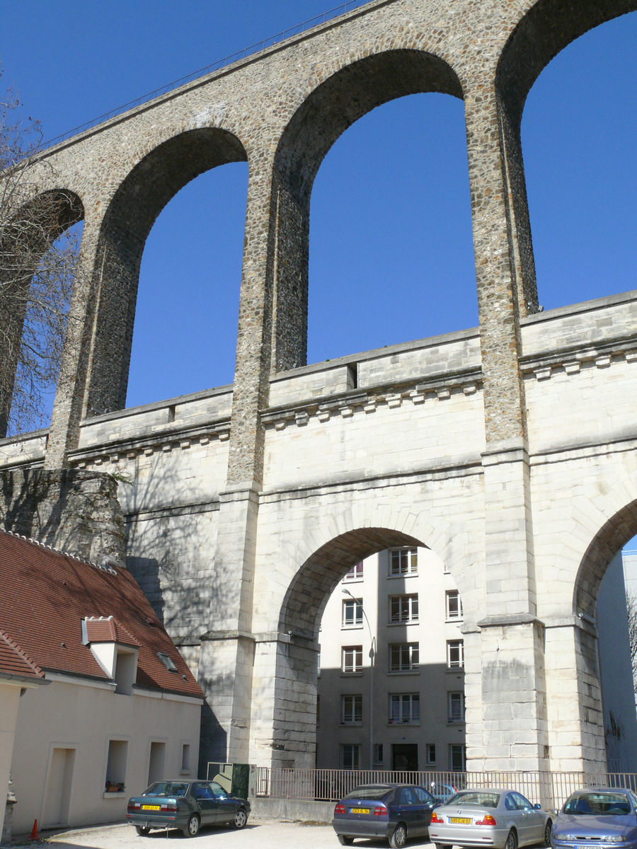 Fiche média no. 137463 Arcueil - Pont-aqueduc de Marie de Médicis - Les 3 ponts aqueducs: pile gallo-romaine, pont-aqueduc de Marie de Médicis, et le pont de l'aqueduc de la Vanne d'Eugène Belgrand