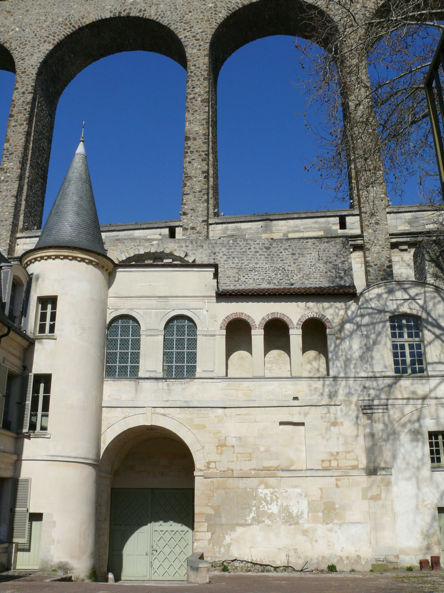 Fiche média no. 137461 Arcueil - Manoir des Arcs - Entrée du manoir construit par Claude d'Aligre. L'architecte a réutilisé les piles de l'aqueduc romain dans l'aile d'entrée du manoir