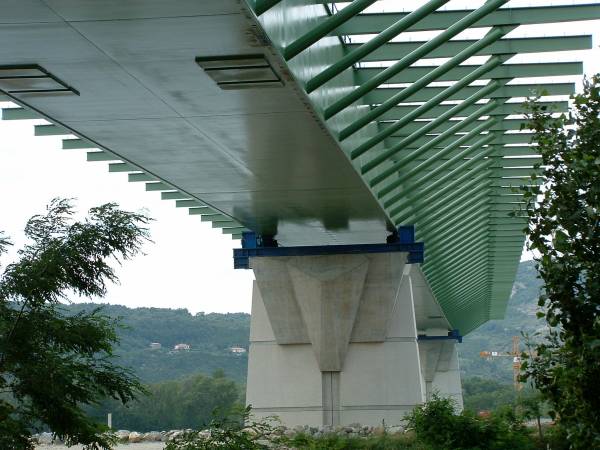 Deuxième pont sue le Rhône, ValenceTablier en rive gauche en cours de lancement en juin 2003 Deuxième pont sue le Rhône, Valence Tablier en rive gauche en cours de lancement en juin 2003