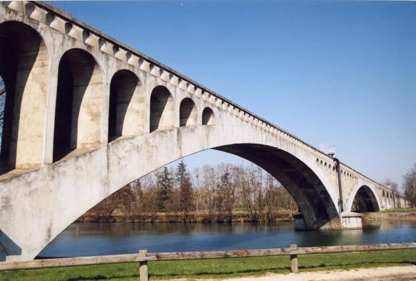 Pont-aqueduc de la VanneTravée sur l'Yonne 