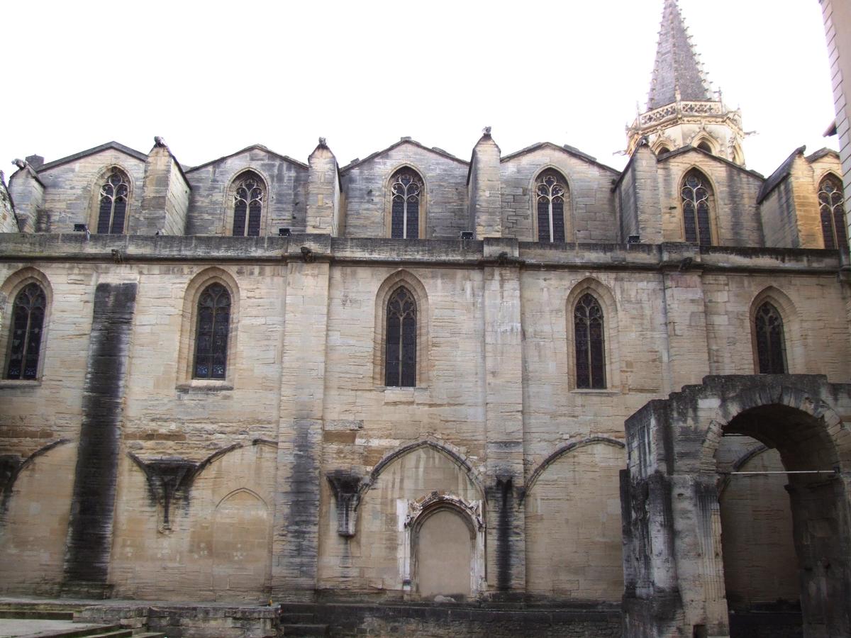 Carpentras - Cathédrale Saint-Siffrein - Elévation de la nef côté Nord avec l'arc romain 