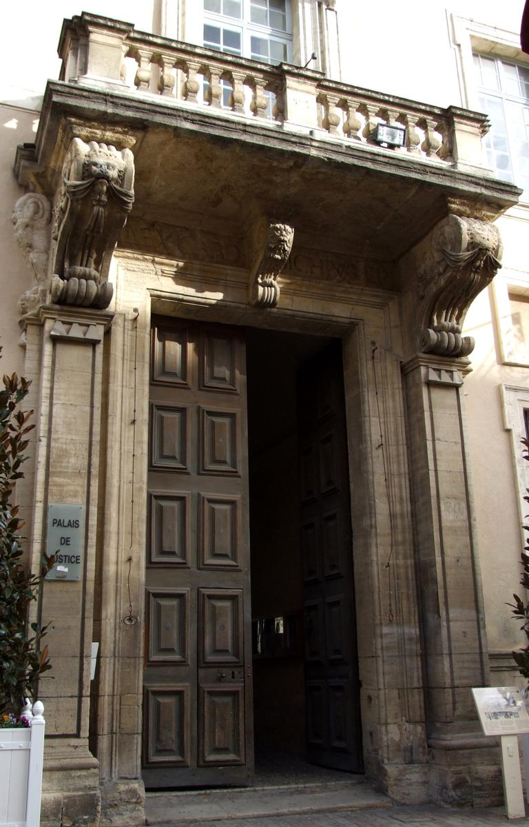 Carpentras - Palais de Justice (Tribunal de Grande Instance, ancien évêché) - Entrée du palais 