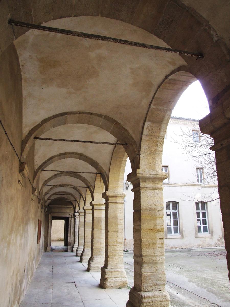 Carpentras - Ancien collège des Jésuites - Galerie le long de la chapelle 