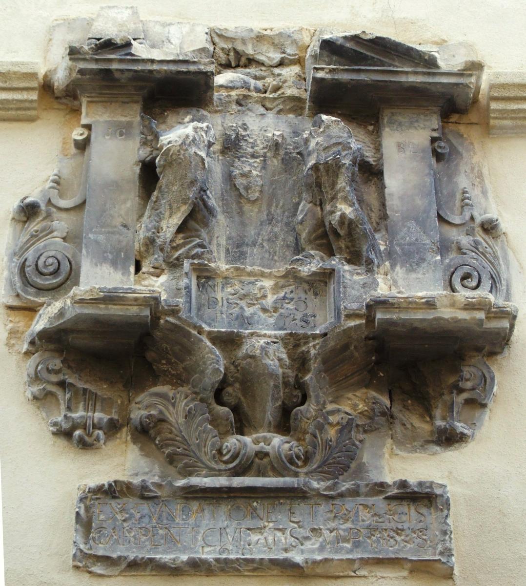 Carpentras - Ancien collège des Jésuites - Plaque commémorative de la fondation du collège (1607) 