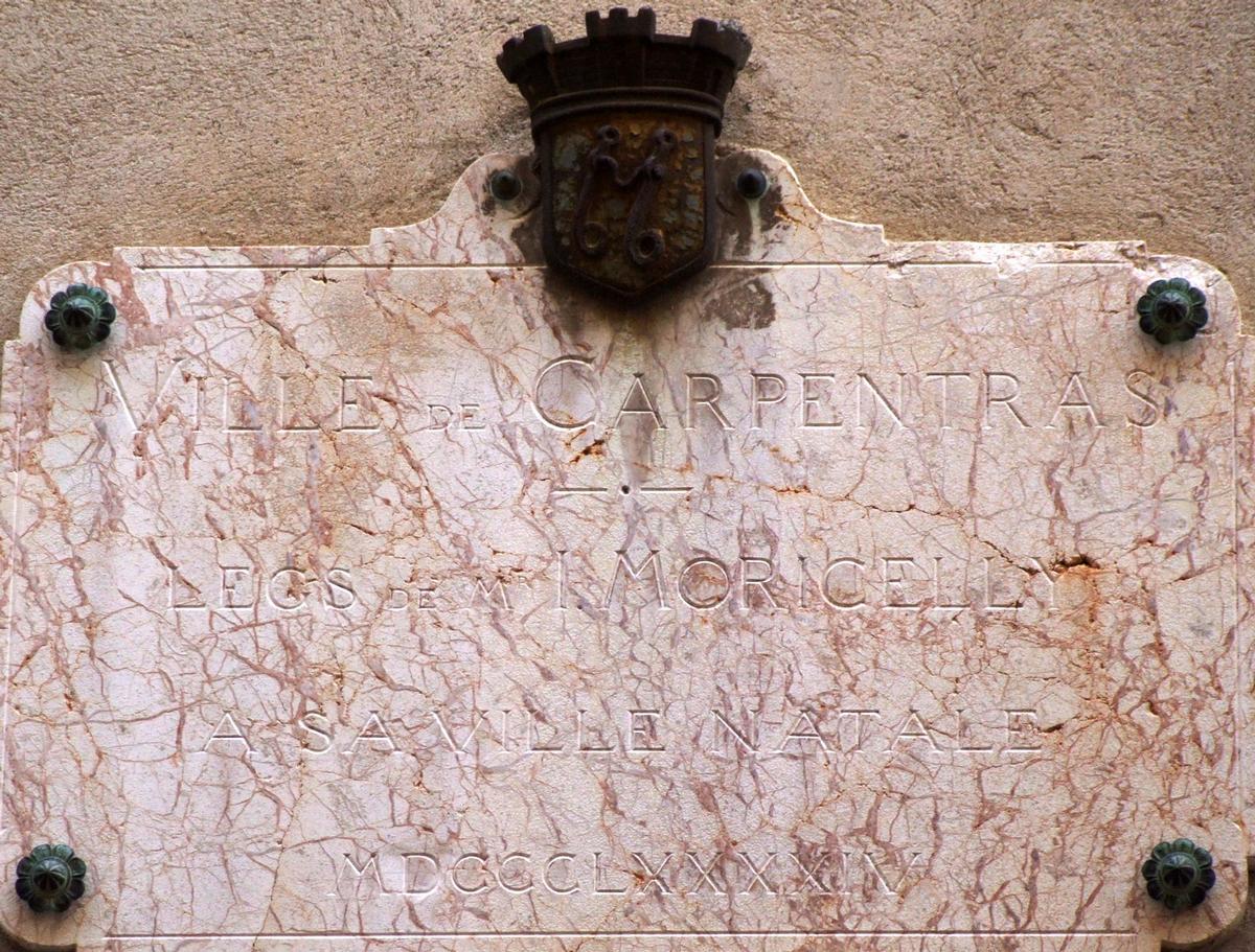 Carpentras - Musée Sobirats (ancien hôtel d'Armand de Châteauvieux) - Plaque commémorative du don de l'hôtel 