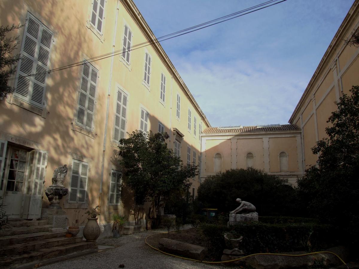 Carpentras - Bibliothèque Inguimbertine - Bâtiments dans la cours à gauche. A droite le bâtiment du musée Comtadin 