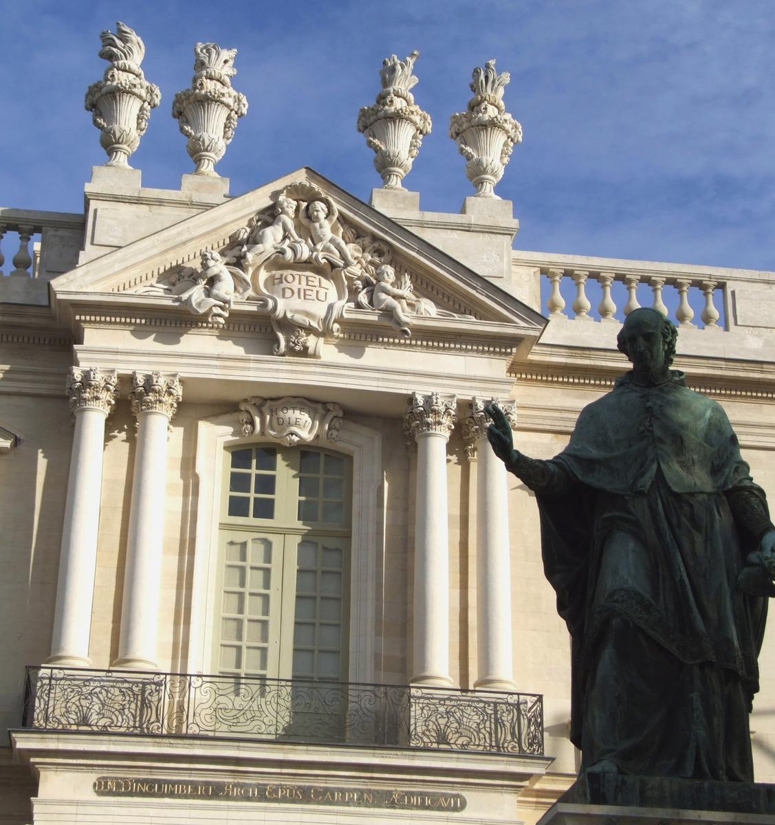 Fiche média no. 75778 Carpentras - Hôtel-Dieu - Façade principale sur la place Aristide-Briand - Détail avec la statue de l'évêque constructeur Malachie d'Inguimbert [1683-1757]