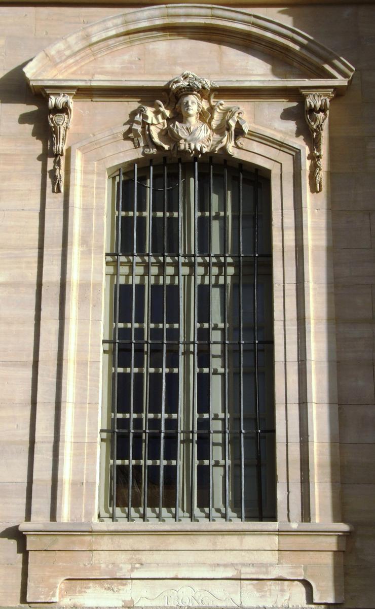 Carpentras - Hôtel-Dieu - Façade principale - Détail d'une fenêtre 