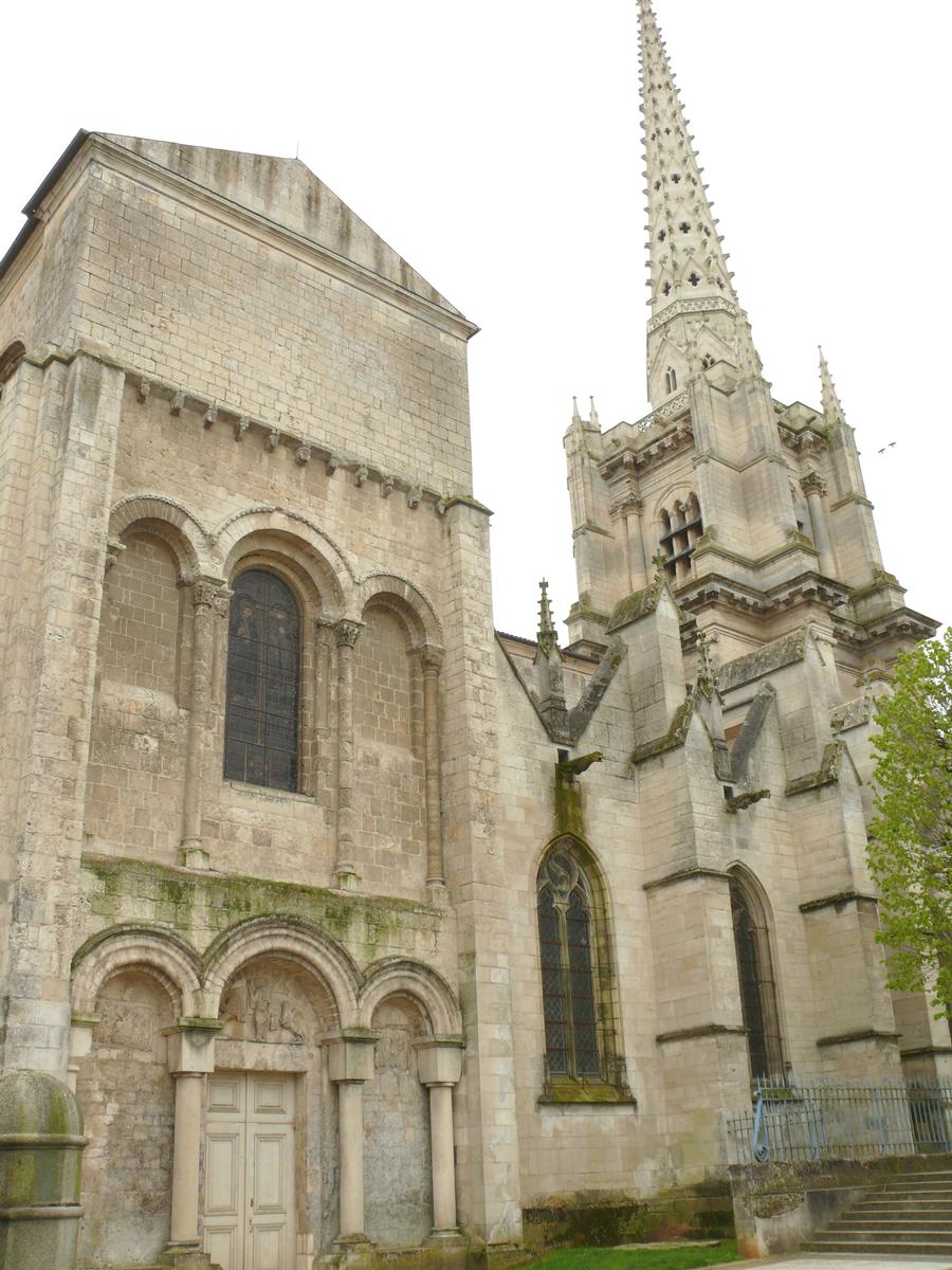 Luçon - Cathédrale Notre-Dame - Façade romane du bras nord du transept et clocher 