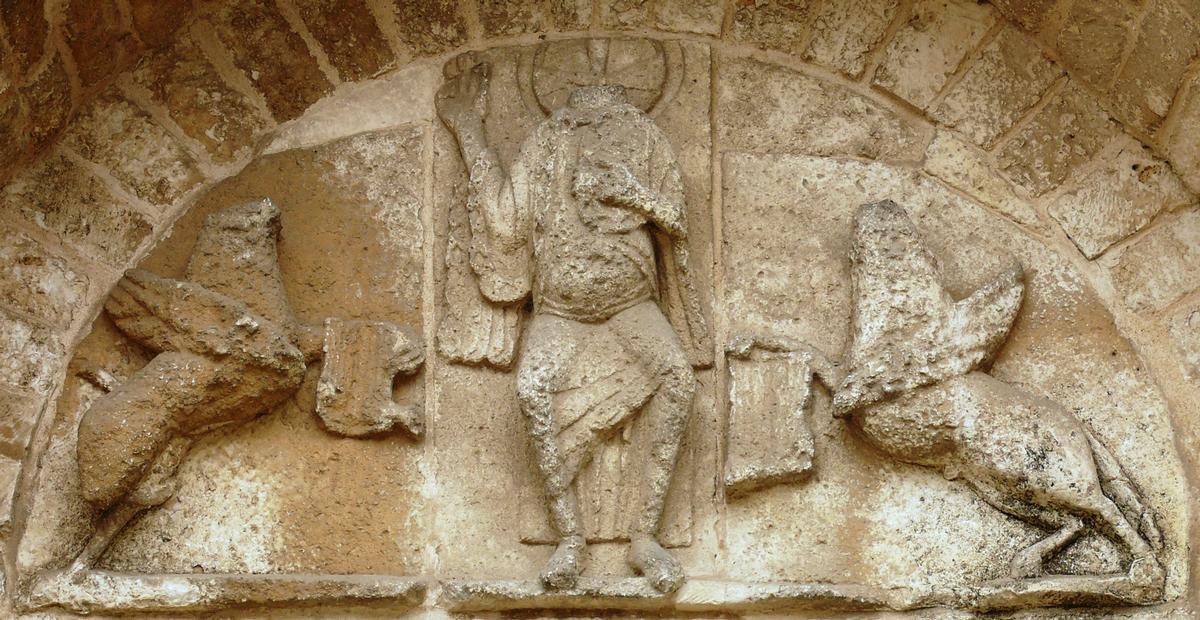 Luçon - Cathédrale Notre-Dame - Façade romane du bras nord du transept - Détail du tympan du portail 