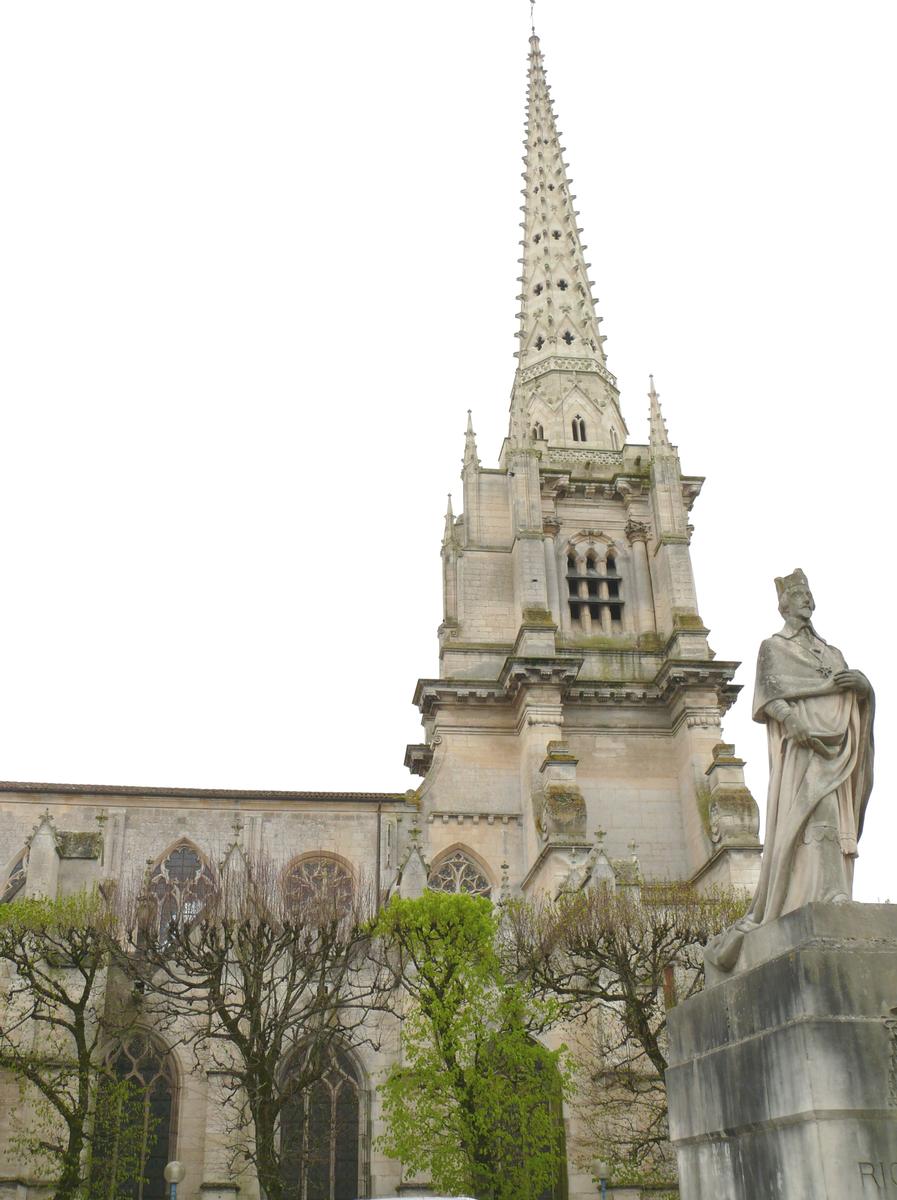 Luçon - Cathédrale Notre-Dame et la statue du cardinal de Richelieu qui fut évêque de Luçon 