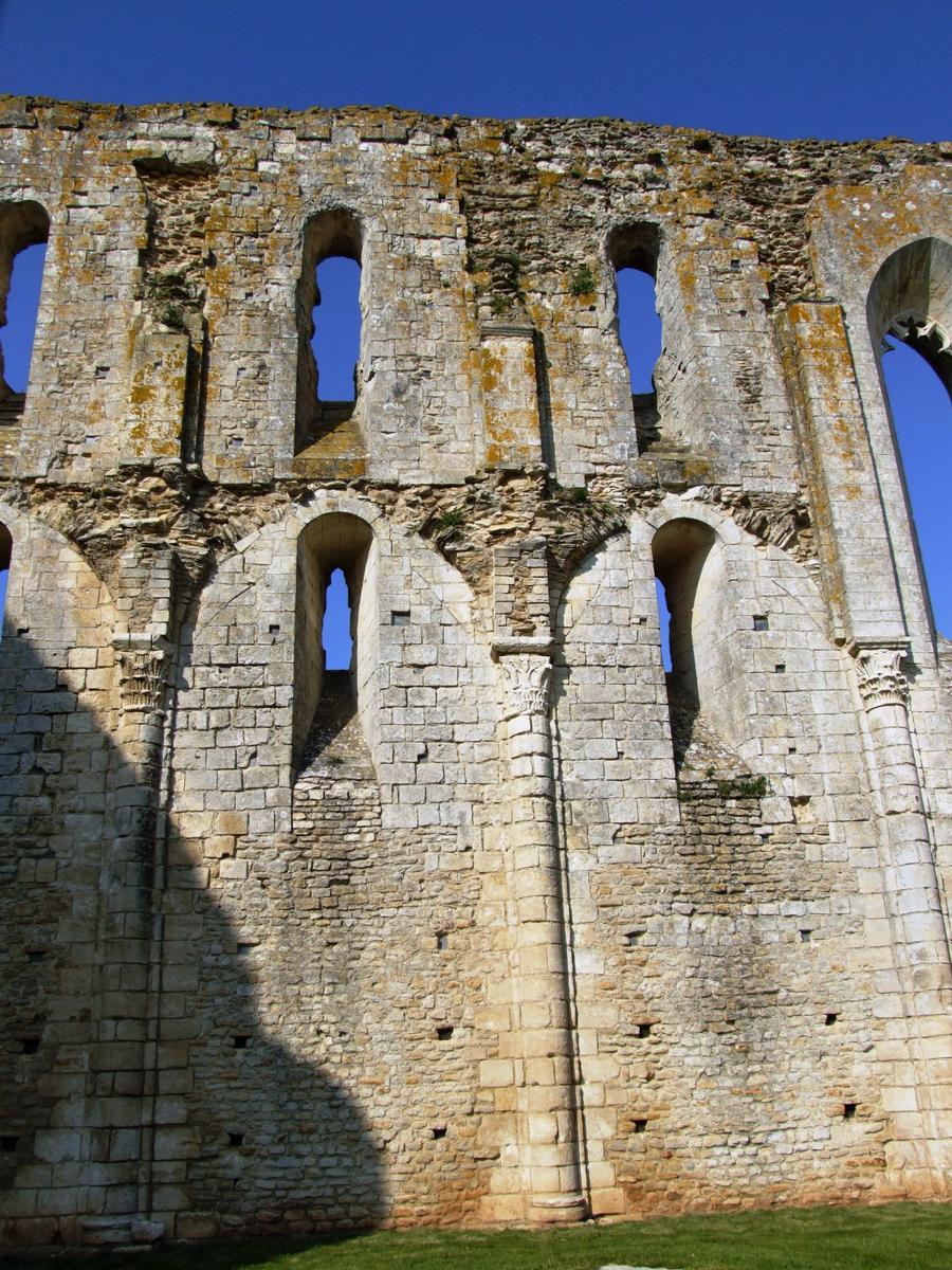 Fiche média no. 81230 Maillezais - Abbaye Saint-Pierre - Côté nord de la nef - Transition entre la partie romane avec le niveau de la tribune entre les deux niveaux de fenêtres et la partie gothique vers le transept