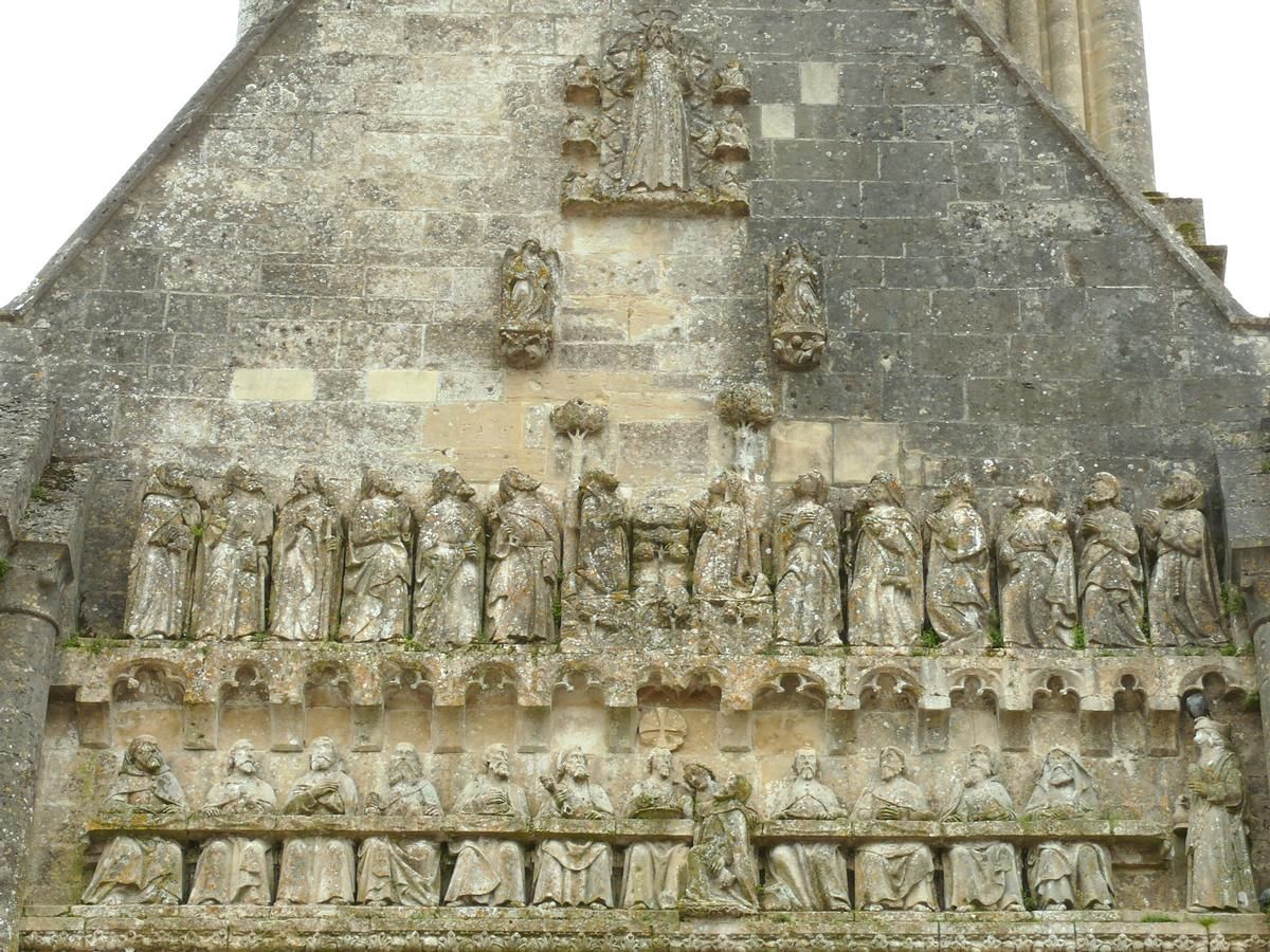 Fiche média no. 110480 Vouvant - Eglise Notre-Dame - Portail Nord - Fronton avec des sculptures du 15 ème siècle: Cène au premier niveau et Ascension au-dessus