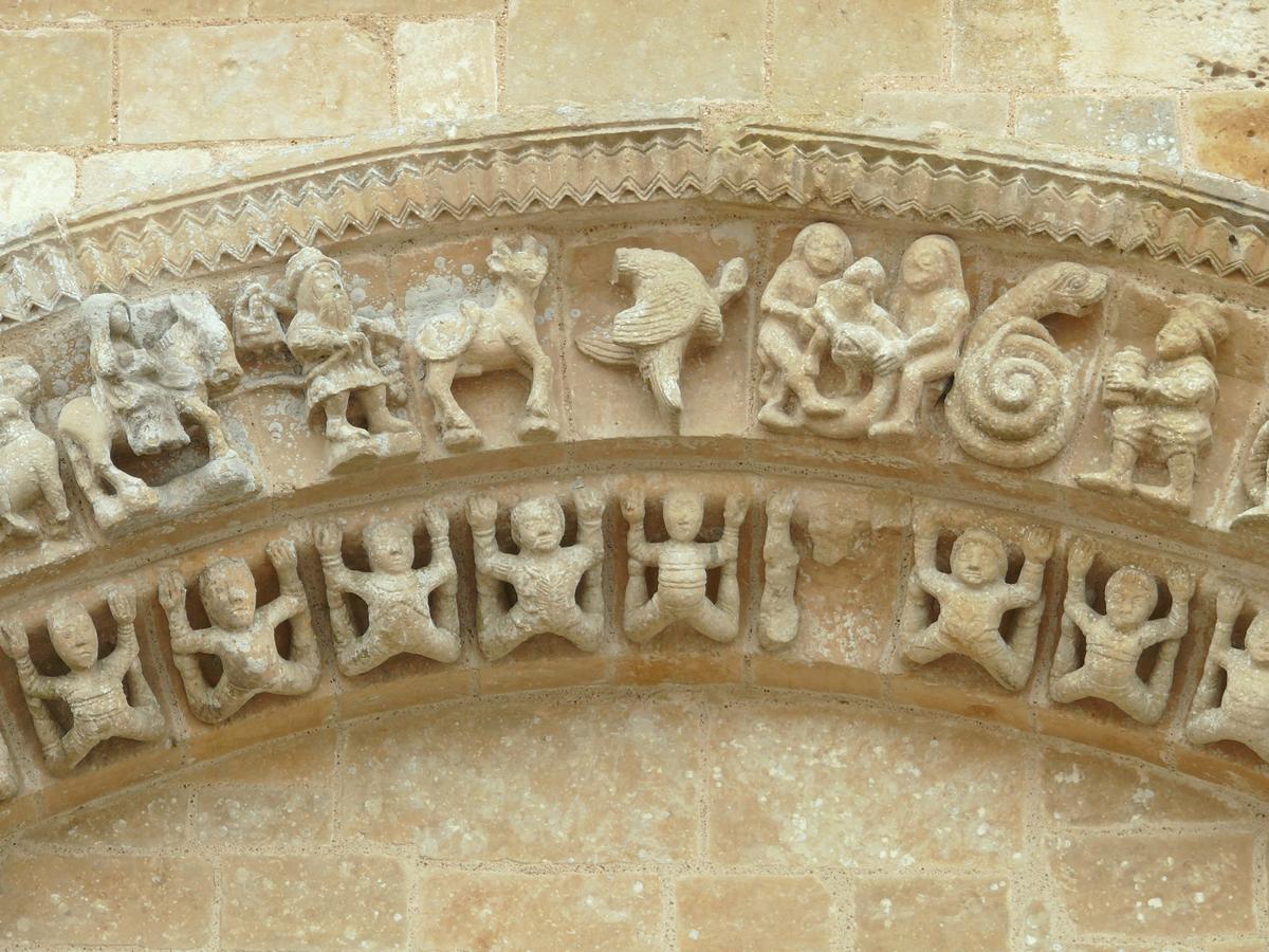 Vouvant - Eglise Notre-Dame - Portail Nord - Sculptures du 12ème siècle: Grand arc avec la fuite en Egypte et animaux fantastiques 