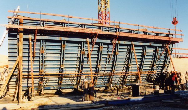 Formwork at the casting yard of the incrementally launched part 
