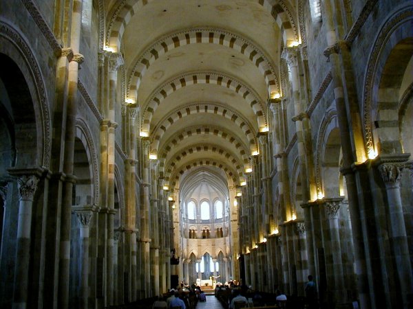 Basilique de la Madeleine à VézelayNef centrale 