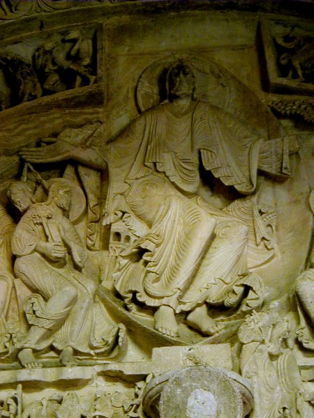 Basilique de la Madeleine à VézelayTympan - Christ de la Pentecôte 