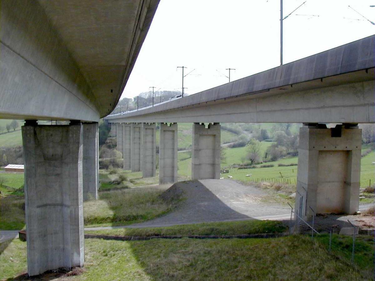 Road viaduct (left) and high-speed rail viaduct (right) at Laroche 