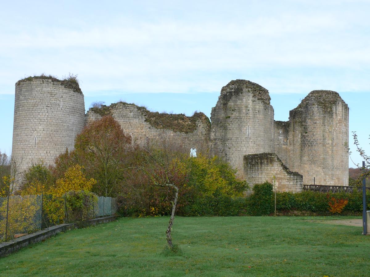 Château de Gençay - Rempart côté ville 