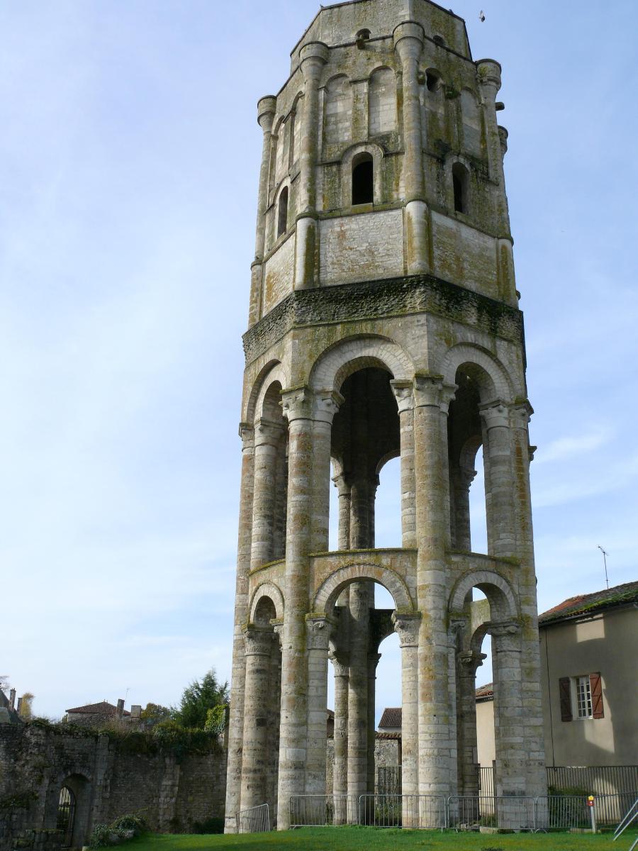 Charroux - Abbaye Saint-Sauveur - Tour octogonale de la croisée du transept ou tour Charlemagne 