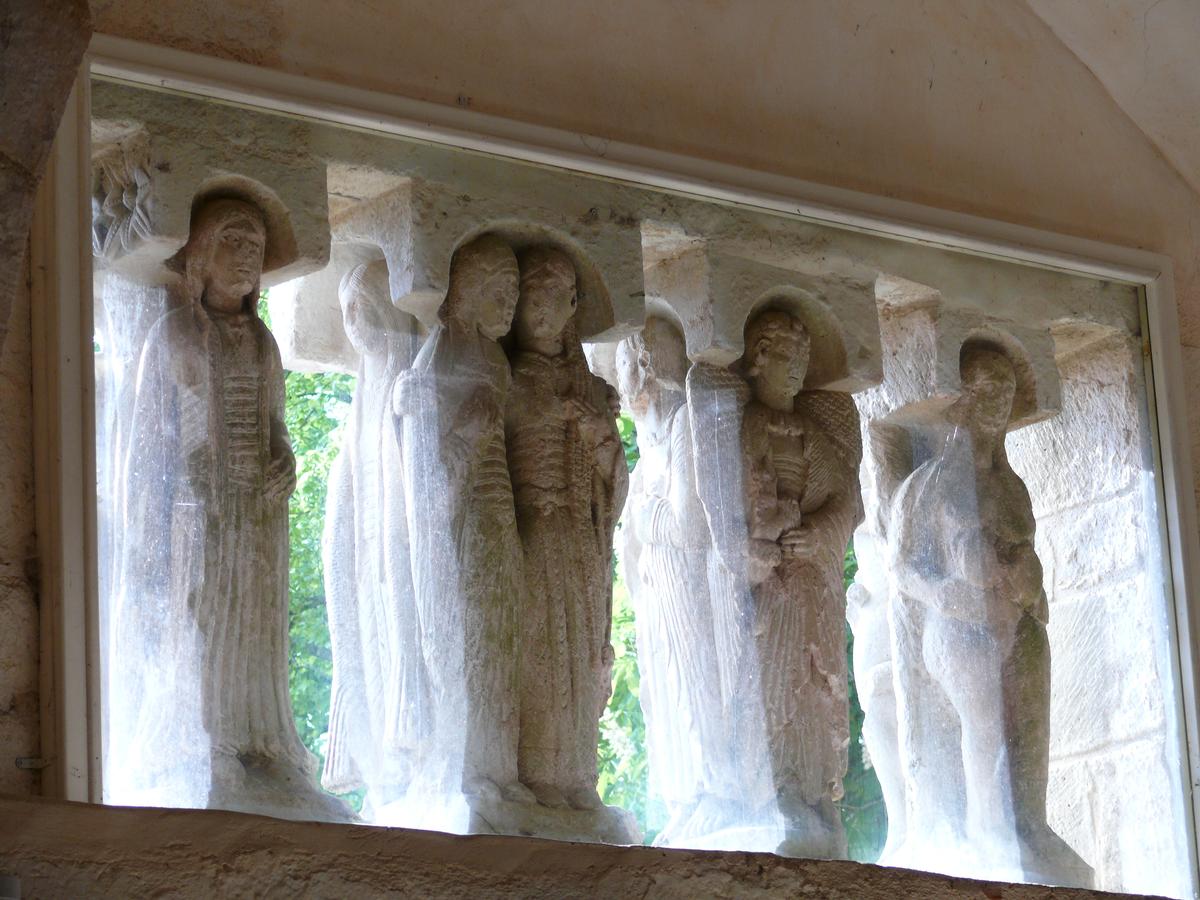 Montmorillon - Hôpital-monastère de la Maison-Dieu - Octogone - Sculpture - Statues-colonnes vues de l'intérieur de la chapelle supérieure 