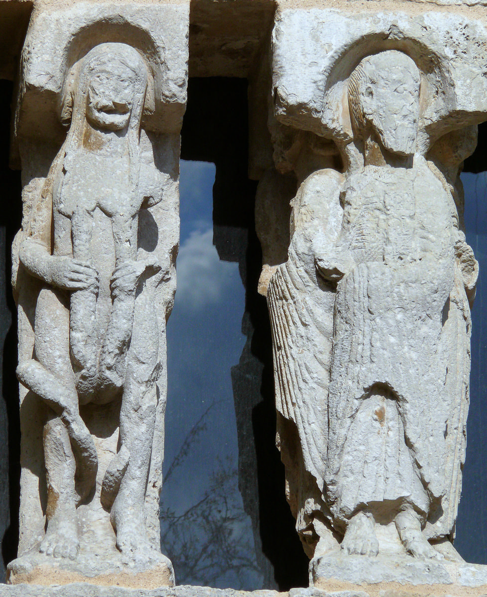 Fiche média no. 138987 Montmorillon - Hôpital-monastère de la Maison-Dieu - Octogone - Sculptures au-dessus de la porte de la chapelle - A gauche, statue de femme représentant la luxure et, à droite, statue représentant probablement un évangéliste