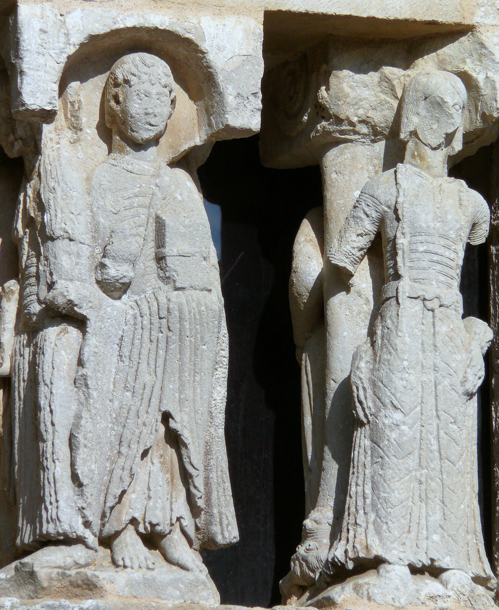 Fiche média no. 139004 Montmorillon - Hôpital-monastère de la Maison-Dieu - Octogone - Sculpture - Statues-colonnes, à gauche, probablement l'évangéliste saint Jean, à droite, une sainte femme