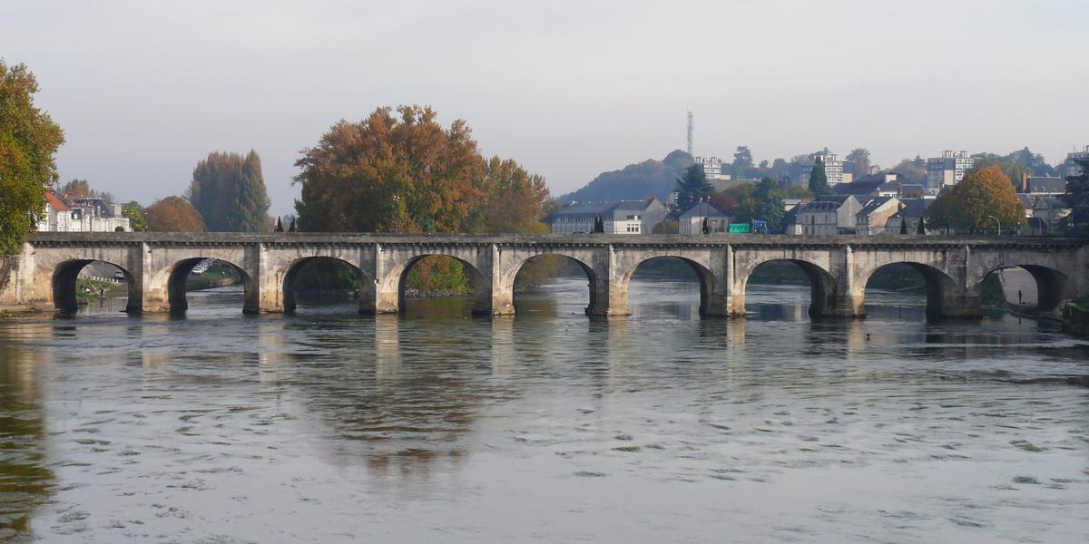 Châtellerault - Pont Henri IV vu du pont Camille-de-Hogues 