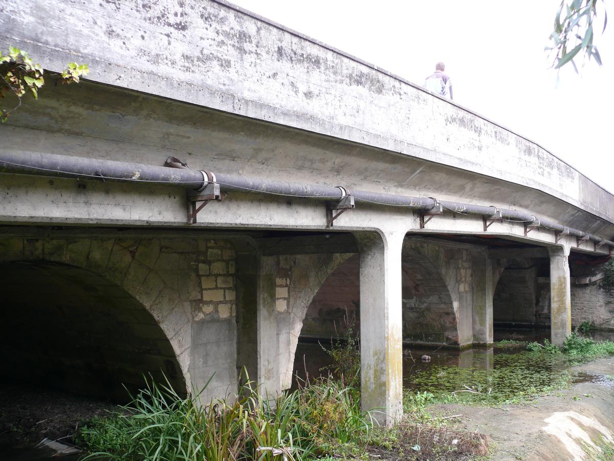 Fiche média no. 153738 Châtellerault - Pont d'Estrées - L'ancien pont de trois travées sur l'Envigne du 18 ème avec l'élargissement en béton armé côté amont