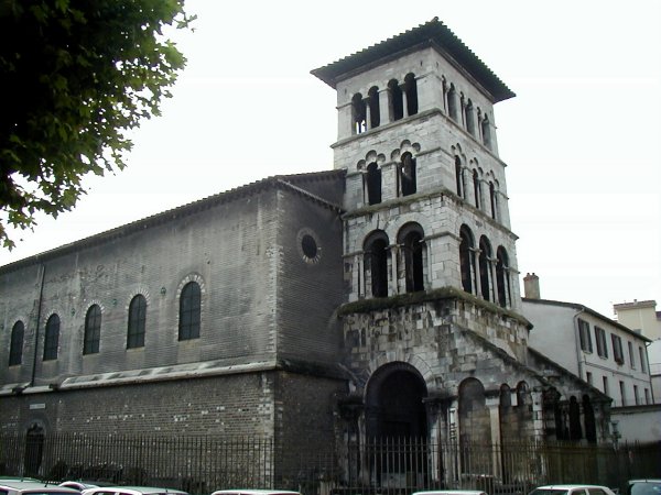 Eglise du 5ème siècle et clocher-porche du 12ème siècle 