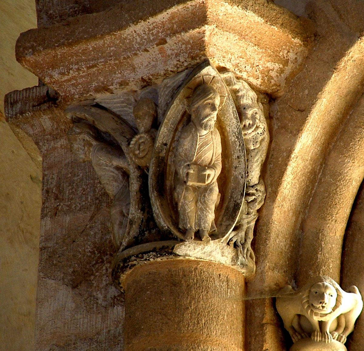 Vigeois (Corrèze) - Ancienne abbatiale Saint-Pierre - Abside - Chapiteau «Le Christ au désert» 