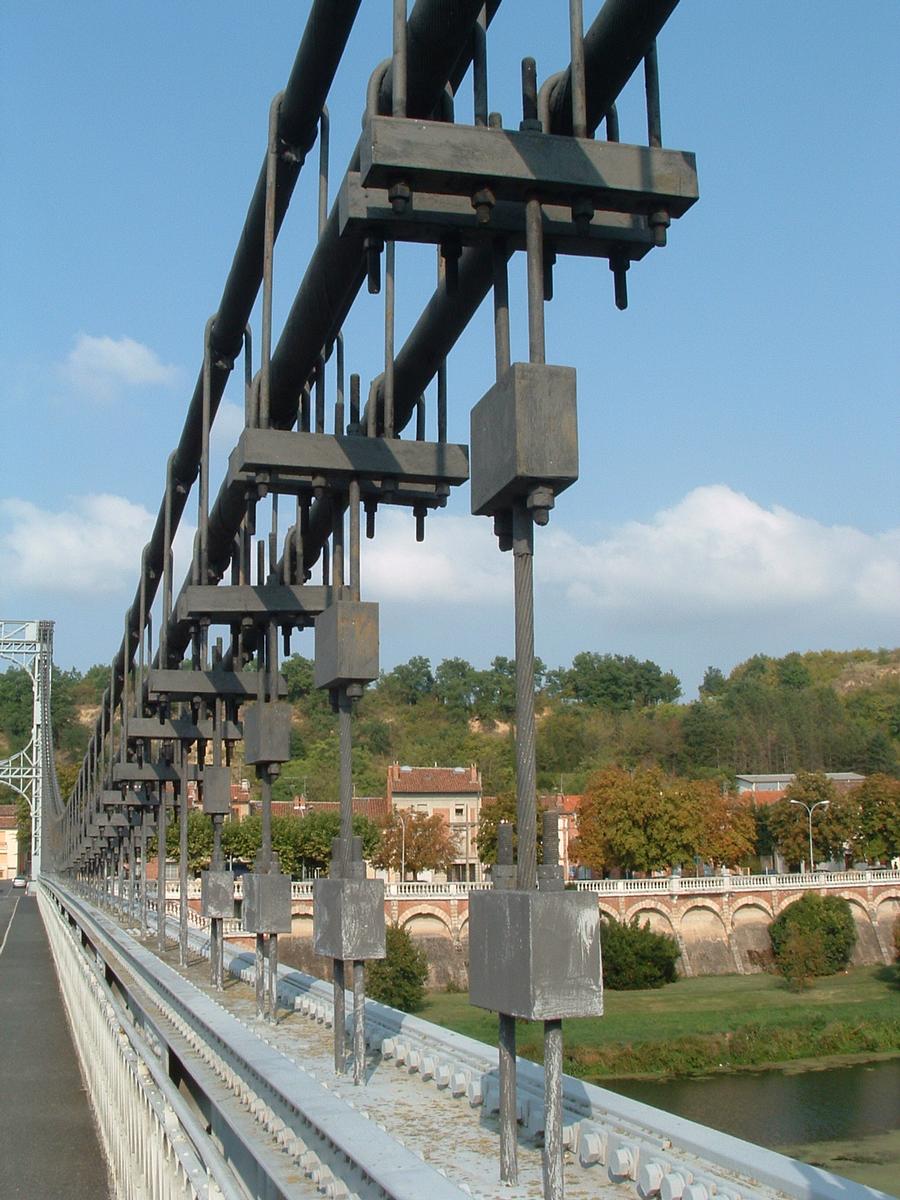 Villemur-sur-Tarn - Pont suspendu sur le Tarn - Suspentes 