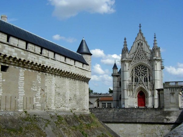 Château de Vincennes: Festungsmauer und Sainte-Chapelle 