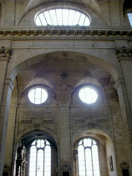 Eglise Notre-Dame, Vitry-le-FrançoisNef -Travée double et fenêtre en forme de coquille Eglise Notre-Dame, Vitry-le-François Nef -Travée double et fenêtre en forme de coquille