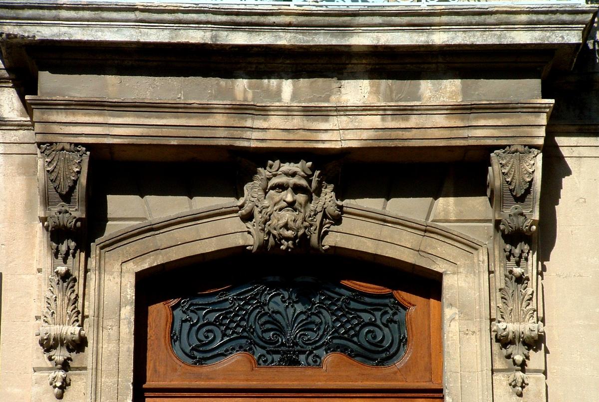 Viviers - Evêché (ancien hôtel de Roqueplane, ancien Hôtel de ville) - Entrée - Décoration du support du balcon 