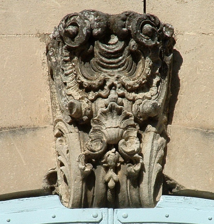 Viviers - Evêché (ancien hôtel de Roqueplane, ancien Hôtel de ville) - Détail de la décoration d'une fenêtre 