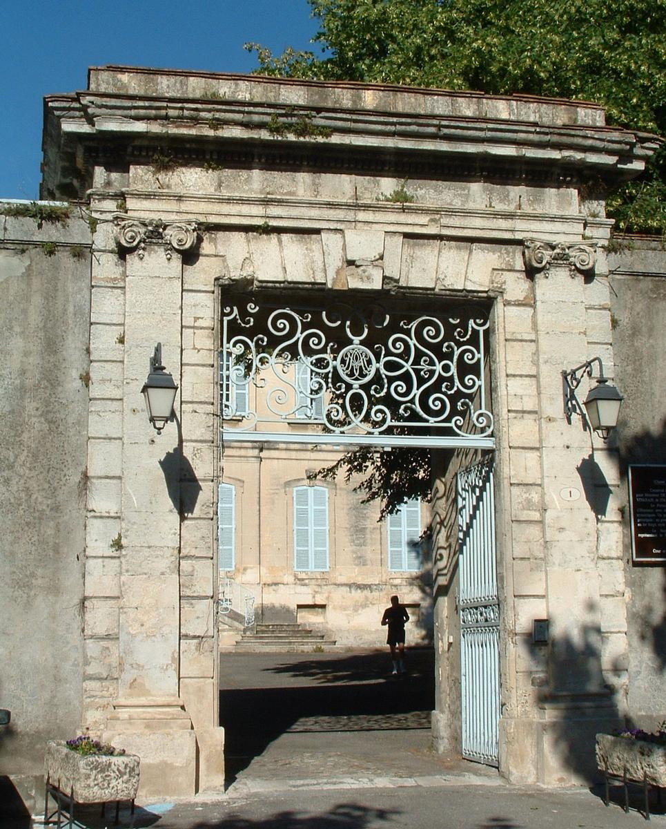 Viviers - Evêché (ancien hôtel de Roqueplane, ancien Hôtel de ville) - Portail d'entrée dans la cour 