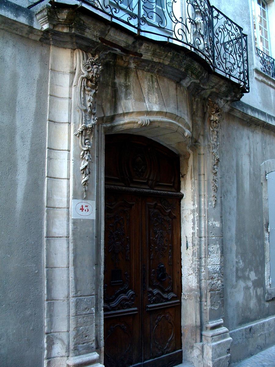 Viviers - Hôtel de Tourville - Porte d'entrée et balcon 