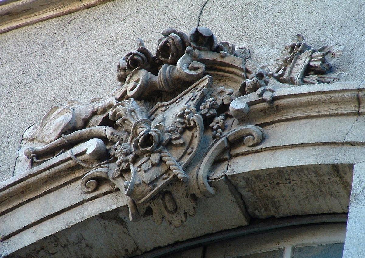 Viviers - Hôtel de Tourville - Décoration d'une fenêtre 