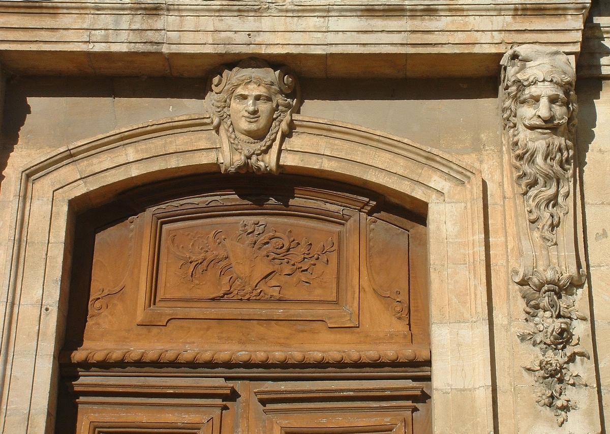 Viviers - Hôtel de ville (ancien Evêché) - Façade sur cour - Avant-corps central - Décoration autour de la porte 