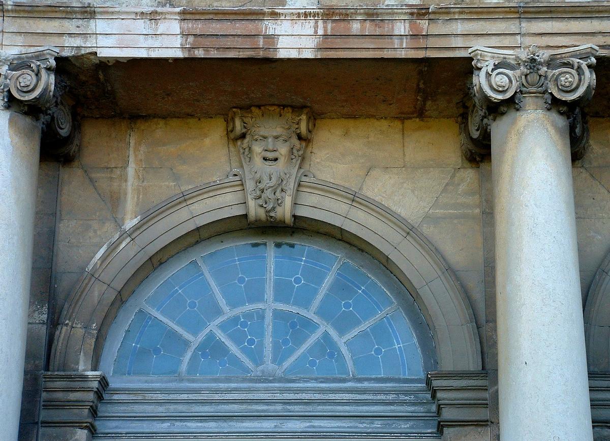 Viviers - Hôtel de ville - Façade côté jardin - Pavillon central - Détail avec chapiteau 