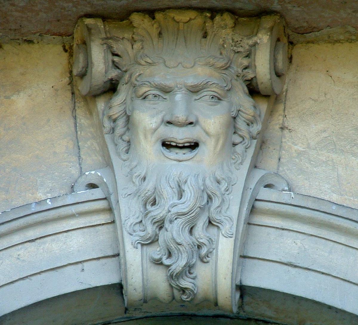 Viviers - Hôtel de ville - Façade côté jardin - Pavillon central - Détail de décoration d'une porte-fenêtre 